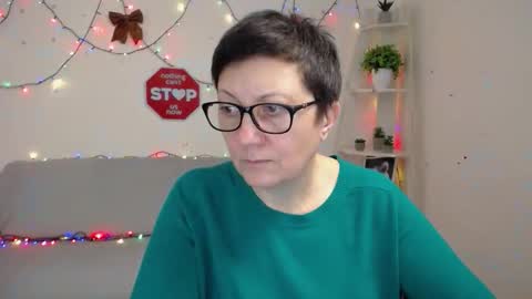 Snapshot of emilyl0vee chatting on January 12, 7:35 am Emily online show from January 12, 7:35 am