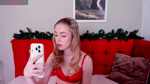 Snapshot of emilymagnificent chatting on December 19, 1:45 am emilymagnificent online show from December 19, 1:45 am