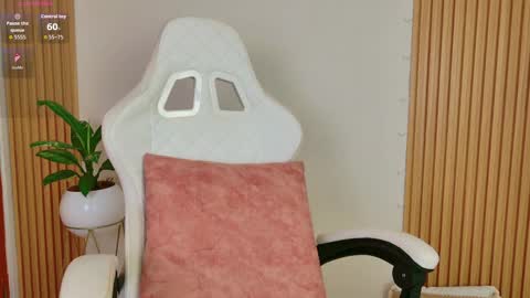 Snapshot of emilyrive chatting on November 11, 9:42 am Emily online show from November 11, 9:42 am