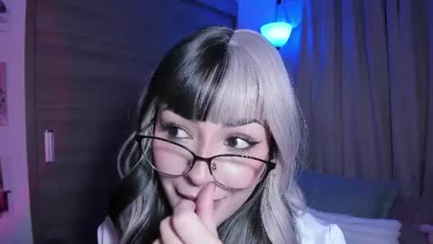 Snapshot of emilyrosss_ chatting on June 12, 3:27 am EMILY online show from June 12, 3:27 am