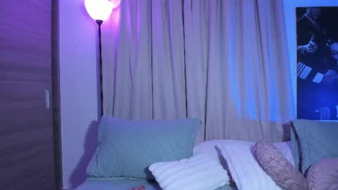 Snapshot of emilyrosss_ chatting on June 14, 2:24 am EMILY online show from June 14, 2:24 am