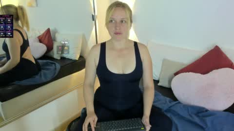 Snapshot of emilysumer chatting on May 24, 3:50 pm Summer 3 online show from May 24, 3:50 pm