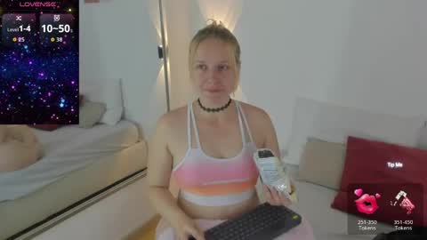 Snapshot of emilysumer chatting on June 7, 3:43 am Summer 3 online show from June 7, 3:43 am