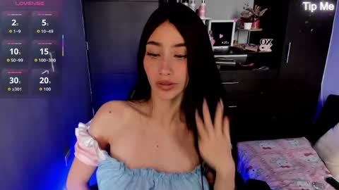 Snapshot of emilytafur chatting on May 14, 2:02 pm Emy online show from May 14, 2:02 pm