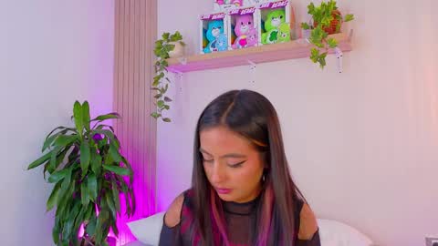 Snapshot of emilyy_bank chatting on April 23, 8:22 pm Emily Bank online show from April 23, 8:22 pm