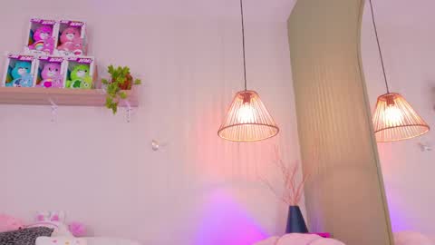 Snapshot of emilyy_bank chatting on April 27, 7:56 pm Emily Bank online show from April 27, 7:56 pm
