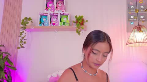 Snapshot of emilyy_bank chatting on April 29, 8:15 pm Emily Bank online show from April 29, 8:15 pm