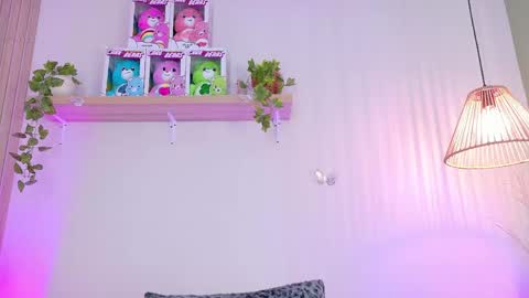 Snapshot of emilyy_bank chatting on April 30, 8:57 pm Emily Bank online show from April 30, 8:57 pm