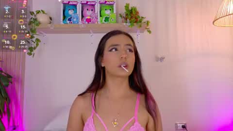 Snapshot of emilyy_bank chatting on July 6, 8:11 pm Emily Bank online show from July 6, 8:11 pm