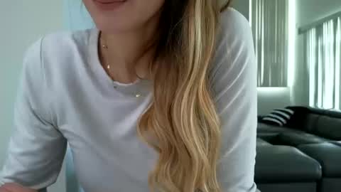 emilly online show from October 18, 7:47 pm