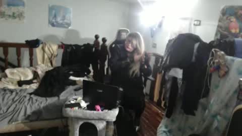 Snapshot of emma671 chatting on March 9, 12:42 am emma online show from March 9, 12:42 am