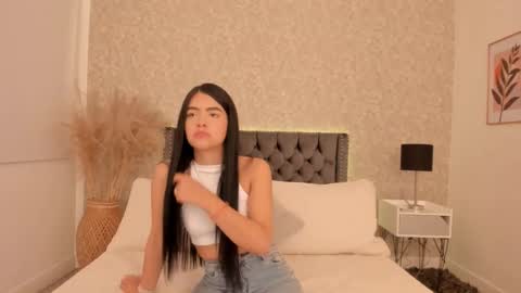 Snapshot of emma_1025 chatting on February 25, 8:30 pm emma  online show from February 25, 8:30 pm