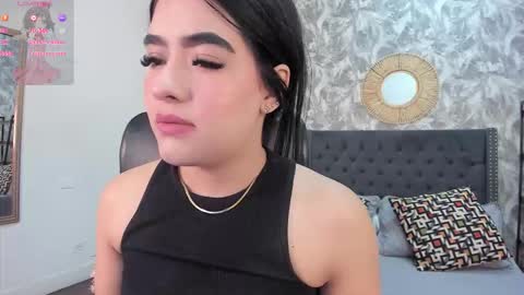 Snapshot of emma_1025 chatting on October 7, 12:02 pm emma  online show from October 7, 12:02 pm