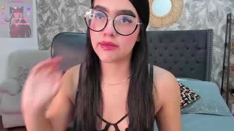 Snapshot of emma_1025 chatting on October 11, 1:09 pm emma  online show from October 11, 1:09 pm