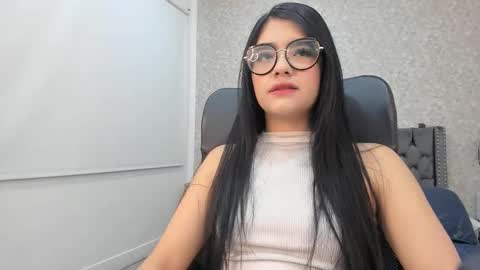 Snapshot of emma_1025 chatting on October 29, 12:51 pm emma  online show from October 29, 12:51 pm