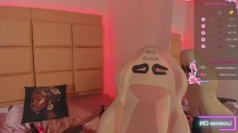 Snapshot of emma__js_ chatting on May 13, 9:11 pm emma__js_ online show from May 13, 9:11 pm