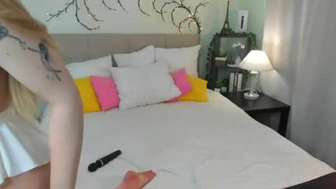 Snapshot of emma__peach chatting on April 26, 9:07 am emma__peach online show from April 26, 9:07 am