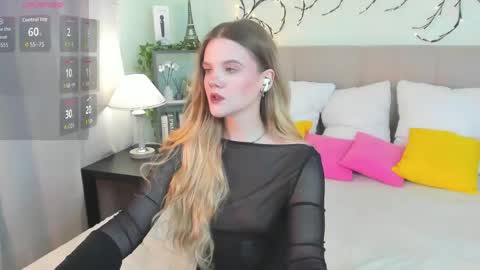 Snapshot of emma__peach chatting on May 9, 9:03 am emma__peach online show from May 9, 9:03 am