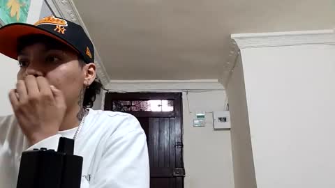 Snapshot of emma_and_thom chatting on February 16, 9:44 pm emma_and_thom online show from February 16, 9:44 pm