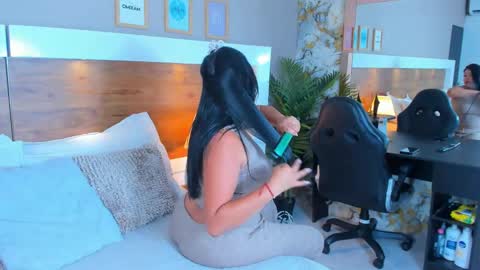Snapshot of emma_bakker_ chatting on May 13, 7:50 am Emma online show from May 13, 7:50 am