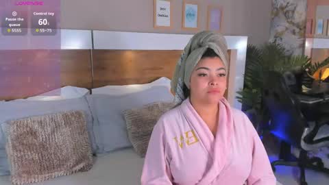 Snapshot of emma_bakker_ chatting on May 21, 8:32 am Emma online show from May 21, 8:32 am