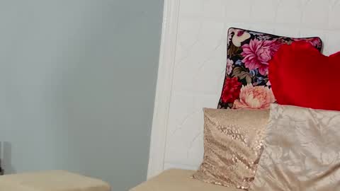 Snapshot of emma_bliss_ chatting on February 15, 8:27 pm emma_bliss_ online show from February 15, 8:27 pm