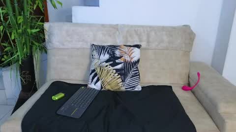 Snapshot of emma_blue_ chatting on May 10, 6:29 am Emma Blue modelo independiente online show from May 10, 6:29 am