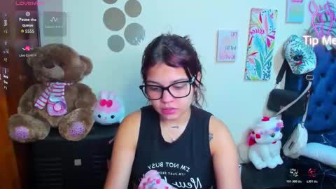 Snapshot of emma_boo_ chatting on February 3, 2:11 pm emma_boo_ online show from February 3, 2:11 pm