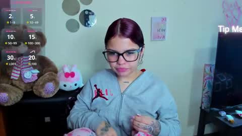 Snapshot of emma_boo_ chatting on February 17, 3:51 pm emma_boo_ online show from February 17, 3:51 pm
