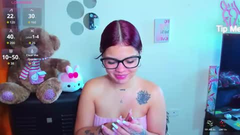 Snapshot of emma_boo_ chatting on February 22, 3:21 pm emma_boo_ online show from February 22, 3:21 pm