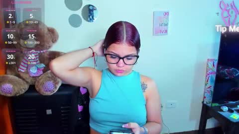 Snapshot of emma_boo_ chatting on February 24, 3:43 pm emma_boo_ online show from February 24, 3:43 pm