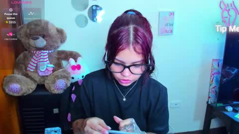 Snapshot of emma_boo_ chatting on February 27, 4:29 pm emma_boo_ online show from February 27, 4:29 pm