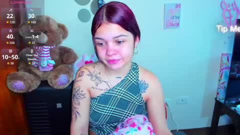 Snapshot of emma_boo_ chatting on April 5, 2:47 pm emma_boo_ online show from April 5, 2:47 pm