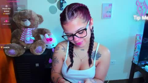 Snapshot of emma_boo_ chatting on April 8, 5:35 pm emma_boo_ online show from April 8, 5:35 pm