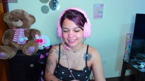 Snapshot of emma_boo_ chatting on April 15, 7:58 pm emma_boo_ online show from April 15, 7:58 pm