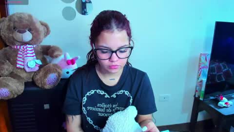 Snapshot of emma_boo_ chatting on April 24, 3:36 pm emma_boo_ online show from April 24, 3:36 pm