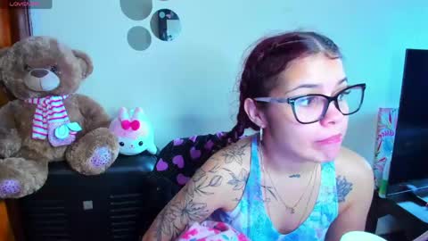 Snapshot of emma_boo_ chatting on May 1, 3:16 pm emma_boo_ online show from May 1, 3:16 pm