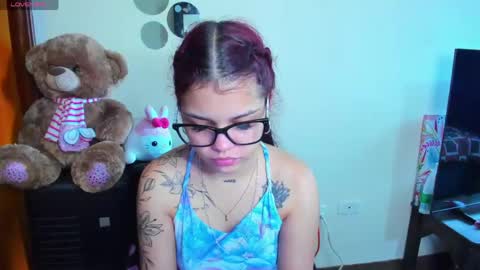 Snapshot of emma_boo_ chatting on May 2, 1:38 pm emma_boo_ online show from May 2, 1:38 pm