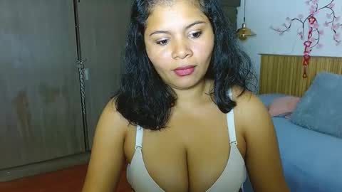 Snapshot of emma_hassani chatting on February 25, 1:54 pm Tell me Emma online show from February 25, 1:54 pm