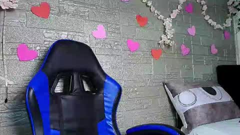 Snapshot of emma_honey__ chatting on December 5, 2:09 am Emma Miel online show from December 5, 2:09 am