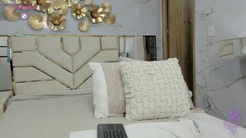 Snapshot of emma_petite4u chatting on December 20, 9:28 pm Emma online show from December 20, 9:28 pm