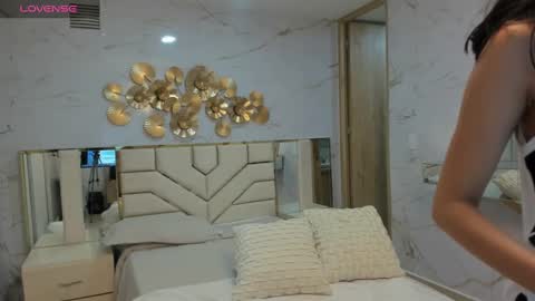 Snapshot of emma_petite4u chatting on December 24, 10:22 am Emma online show from December 24, 10:22 am