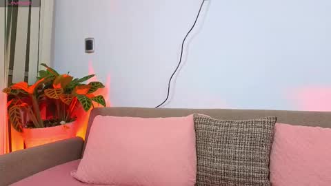 Snapshot of emma_revees chatting on February 12, 3:23 am EMMA REVEES online show from February 12, 3:23 am