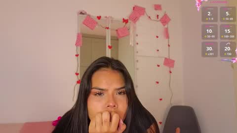 Snapshot of emma_revees chatting on February 22, 5:08 am EMMA REVEES online show from February 22, 5:08 am