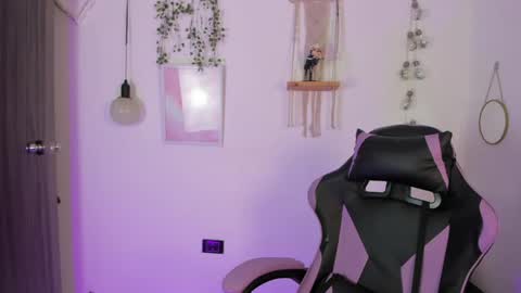 Snapshot of emma_rinaldi_ chatting on May 27, 2:52 am Emma online show from May 27, 2:52 am