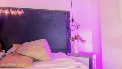 Snapshot of emma_saylor chatting on April 18, 7:51 pm emma_saylor online show from April 18, 7:51 pm