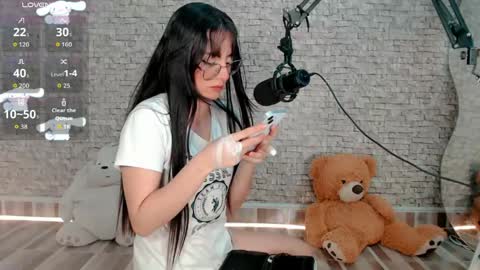 Snapshot of emma_unu chatting on May 1, 3:00 am Emma online show from May 1, 3:00 am