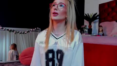 Snapshot of emmacin chatting on May 30, 3:47 am Em online show from May 30, 3:47 am
