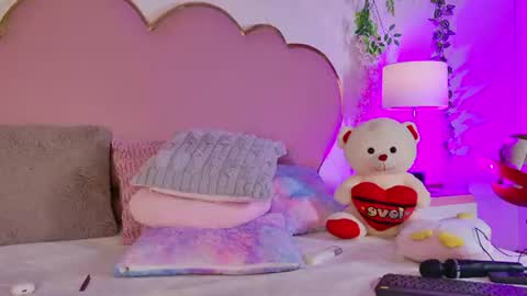 Snapshot of emmacrush chatting on June 22, 11:13 pm Welcome Im yosein Your love is my passion activate it with your tips and enjoy with me online show from June 22, 11:13 pm