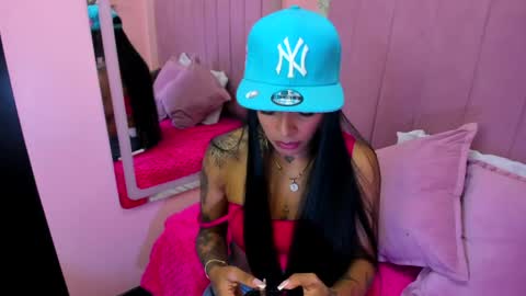 Snapshot of emmaebony_ chatting on May 15, 3:02 am emmaebony_ online show from May 15, 3:02 am
